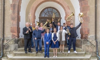 Der Posaunenchor von Schwarzenberg-Neuwelt - hier vor der Emmauskirche - kann auf sein 115-jähriges Bestehen zurückblicken. 