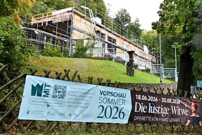 Am Funktionsgebäude für die Seebühne an der Talsperre Kriebstein wurde auch am Montag gebaut.