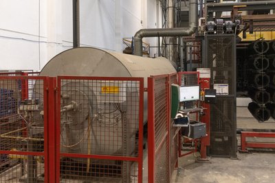Bisher werden die Abgase aus dem Einbrennofen der kathodischen Tauchlackierung in dieser Filteranlage unter großem Energieaufwand nachverbrannt. Künftig soll die Abgasreinigung in einem Biofilter erfolgen.