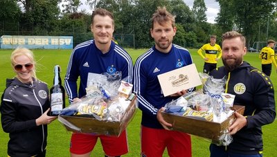 VFC-Geschäftsstellenleiterin Silja Schumann und VFC-Präsident Thomas Fritzlar (rechts) überreichten Gastgeschenke an HSV-Präsident Marcell Jansen (Zweiter von links) und den Ex-Plauener Michael Ulbricht (rechts daneben).