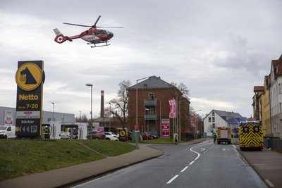 Ein Rettungshubschrauber landete am Sonntagvormittag auf der Frauensteiner Straße in Freiberg.