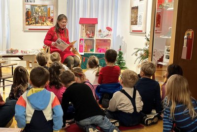 Eine Puppenstubengeschichte las Ivette Haag den Mädchen und Jungen zum Start der Schau vor.