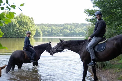 Ministerpräsident Michael Kretschmer und „Freie Presse“-Lokalchef Alexander Christoph hoch zu Ross am Bieserner See.