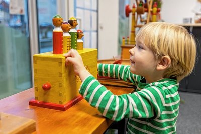 Drehen, kurbeln, murmeln: Der vierjährige Junus hat im Rowi-Stadtbüro tüchtig zu tun.