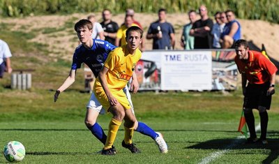 Viele Zweikämpfe, aber der Ball zappelte nicht im Netz: Luca Rudolph (r.) und der SV Geringswalde trennten sich von Tabellenführer Barkas Frankenberg, hier mit Kalle Kretzschmar, 0:0. 