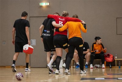 BSV-Kreisläuferin Laura Szabo knickte im Testspiel gegen den HC Leipzig in der ersten Halbzeit unglücklich um und musste von der Platte begleitet werden. Nach dem Spiel konnte sie zwar wieder selbstständig laufen. Wie schwer die Verletzung ist, müssen Untersuchungen zeigen.