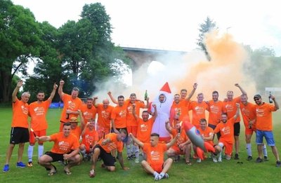 Nach dem 8:1-Sieg im letzten Heimspiel gegen den FV Wolkenburg II (8:1) gab es für die Kicker der Spielgemeinschaft Westsachsen Fraureuth-Ruppertsgrün/Steinpleis viel zu feiern. 