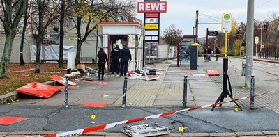 Zerstörter Sparkassen-Container, ein Trümmerfeld am Morgen des 17. November in Plauen-Chrieschwitz: Die Verur-sacher der Explosion sind mit ihrer Beute, einer erheblichen Menge Bargeld, entkommen. 