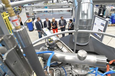 Der neue Plasmaofen wurde im Helmholtz Institut Freiberg von Sebastian Gemkow (2. v. r.) eingeweiht.