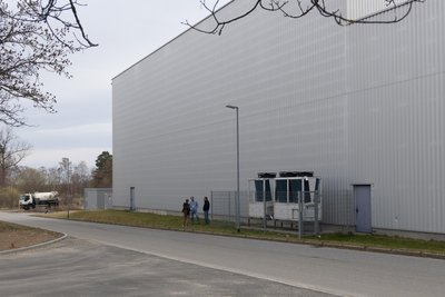 Der Biofilter soll in einem Container außerhalb der Werkhalle untergebracht werden. Das Foto zeigt einen möglichen Standort an der Seite des Gebäudes.
