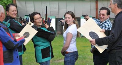 Sportlerin des Montas Juli in Mittelsachsen: Sportschützin Monique Schramm (mittig) 