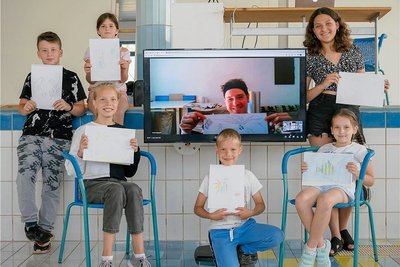 Beim Workshop waren alle voll bei der Sache. Sowohl die ukrainischen Kinder in Thalheim als auch ihr Landsmann und Künstler Volt Agapeyev, der Kiew derzeit nicht verlassen darf. 