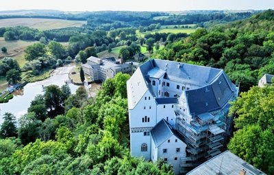 So präsentiert sich das Schloss Sachsenburg beim Überflug aus der Luft. Der Erker (vorn rechts) ist eingerüstet. Der neue Turm ist hier noch nicht montiert. 