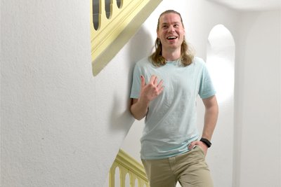 Musicaldarsteller Yannik Gräf vom Mittelsächsischen Theater Freiberg, hier beim Fototermin mit der „Freien Presse“ lacht gern.