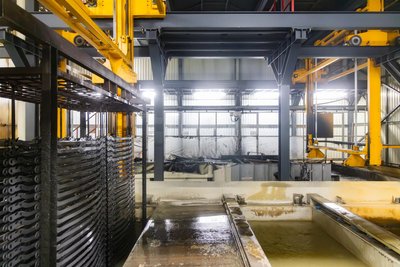 Blick in die Anlage zur kathodischen Tauchlackierung: In den Becken vorn werden die Teile zunächst gründlich gereinigt, ehe hinten in weiteren Becken das Beschichten mit Lack erfolgt.