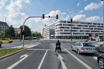 Die neue Geradeaus-Spur auf der Zschopauer Straße zum Johannisplatz. Hinten rechts das neue Eins-Firmengebäude.