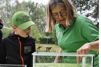 Marion Gringer mit Jungen Naturwächtern in Weiditz.