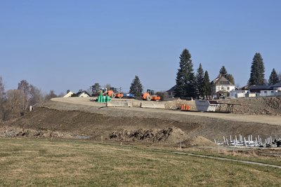 Blick auf den Damm, über den die Kreisstraße 7852 zur neuen Anbindung an die B 92 südlich von Oelsnitz geführt wird.