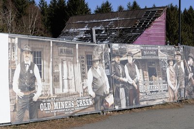 Plakate weisen auf die geplante Westernstadt "Old Miners Creek" nahe Geyer hin. Eine für Pfingsten geplante Eröffnung des ersten Teils muss aber verschoben werden. Doch es soll schon ab dem Frühjahr Angebote für Besucher geben. 