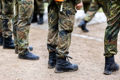 Soldaten üben für mehrere Tage im Wald- und Wiesengebiet rund um den Heiligen Teich zwischen Stollberg und Zwönitz.