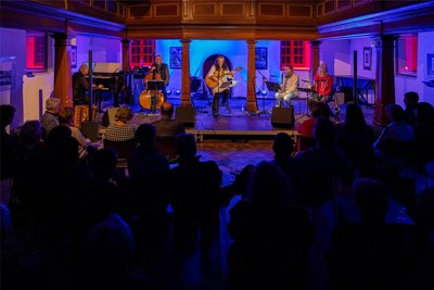 Am Abend des zweiten Advents erklangen skandinavische Weihnachtslieder in der Galerie. Ein Ensemble entführte die Zuhörer in eine nordische Klangwelt, die perfekt zur besinnlichen Adventszeit passte.