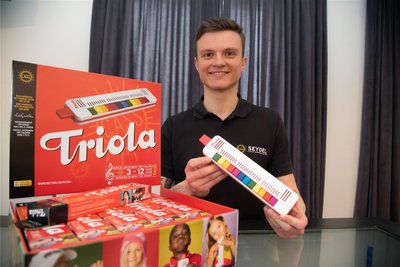 Lucas Schönweiß mit einer Triola. Das Musikinstrument für Kinder stellt die Firma in Klingenthal her - auch für die USA.