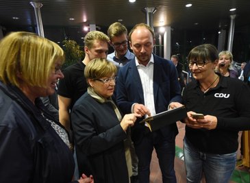              Erstaunt betrachten CDU-Politiker Marco Wanderwitz und Kultusministerin Brunhild Kurth (2. v. l.) in der Hartmannsdorfer Brauerei die ersten Ergebnisse.            