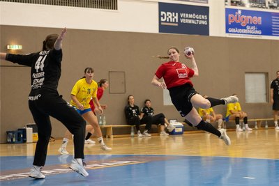 Vor allen in der zweiten Halbzeit kam Kreisläuferin Victoria Hasselbusch auf Betriebstemperatur und überwand die ehemalige Zwickauerin Janine Fleischer im Tor des HC Leipzig gleich mehrfach.