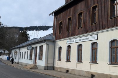 Das Bahnhofsgebäude von Oberwiesenthal. Im hinteren Teil befindet sich die Gaststätte.