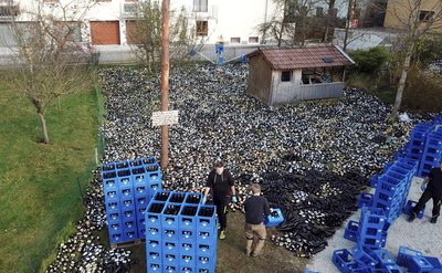 Im Garten des Hochzeitspaares in Grasbrunn liegen 30.000 Pfandflaschen.
