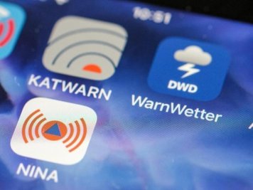 Verschiedene Apps warnen im Notfall - auch per SMS sind Informationen verfügbar.