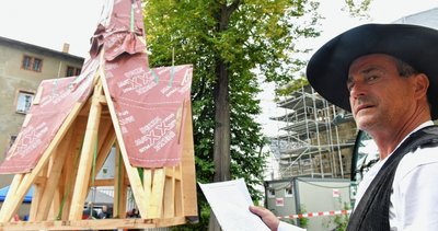 Zimmermann Thomas Schwartze von der Firma Denkmalbau Ettersburg hält den Richtspruch in der Hand. Nach dem Verlesen schwebte die neue Turmspitze am Kranhaken auf den Standerker. 