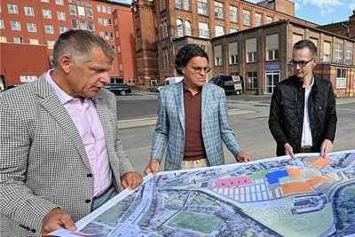 Zogen 2022 noch an einem Strang: Hauptinitiator Thomas Kläser (Infinity Staging Group, rechts) sowie Entwickler Frank Steinert (links) mit Geschäftspartner Gerd Göbelbecker. 