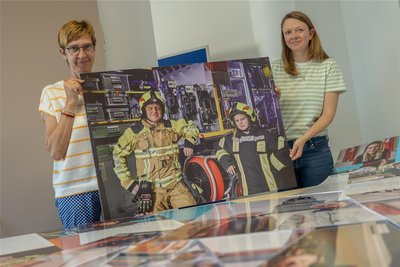Bei Citymanagerin Babett Ludwig und Anne Ditscherlein vom Stadtbüro läuft die Ausstellungs-Orga mitsamt den 29 Porträts zusammen.