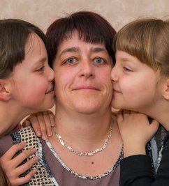 Ina Hartmann (42) aus Schwarzenberg mit ihren beiden Mädchen Nicole und Nele (r.).
