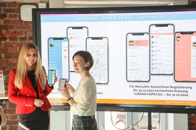 Nataliya Vogel (links) und Natalia Illarionova arbeiten im Marketing der Firma app-concept.com und wollen in der nächsten Zeit die App Jobsnavi unter Arbeitskräften und Firmen bekannter machen. 