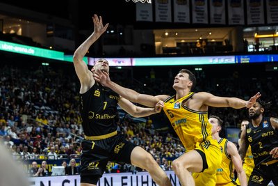 Bis zu Spiel fünf ging die spannende Halbfinalserie in den Playoffs der vergangenen Saison zwischen den Niners Chemnitz (hier Kapitän Jonas Richter) und Alba Berlin (hier Yanni Wetzell). Am Ende setzte sich Berlin knapp mit 3:2 Siegen durch. 