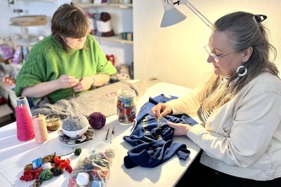 Im Textilatelier Undoyarn von Ina Goetz (re.) wird regelmäßig handwerklich gearbeitet.