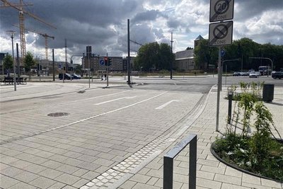 Zwei Rechtsabbiegespuren führen seit seiner Umgestaltung vom Johannisplatz in die City. Auto- und Motorradfahrer können jedoch nur in eine Richtung fahren: auf die Bahnhofstraße in Richtung Falkeplatz.