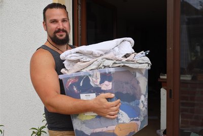 In den vergangenen Tagen musste Patrick Pätzold (33) viele Kisten und Kartons schleppen. Die Familie hat sich von etlichen Möbelstücken und Kindersachen getrennt.
