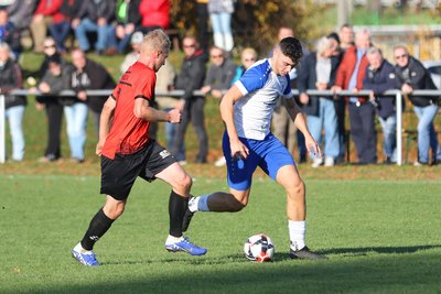 Tim Seidel (r.) - hier bei der Landesliga-Partie gegen Riesa im Einsatz - wurde zum Spieler des Halbjahres in der Westsachsenliga gewählt.