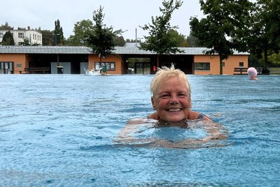 Natürlich ohne Schirm aktiv: Gabriele Hoppe aus Rossau im Freibad Mittweida.