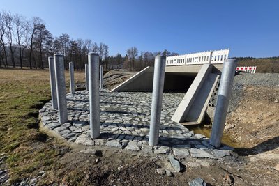 Der neue Dammdurchlass an der Kreisstraße 7852 zwischen der B 92 und der Überquerung der Weißen Elster.