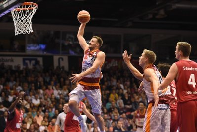              Vor 3165 Zuschauern in der Chemnitz-Arena feierten die Niners am Samstagabend gegen Nürnberg einen erfolgreichen Saisonauftakt. Hier "schwebt" Kapitän Michael Fleischmann Richtung Korb, Teamgefährte Robin Lodders und der Nürnberger Moritz Sanders verfolgen die Szene.            