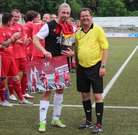 Christoph Eckart (l.), hier mit dem Rochlitzer Fußball-Abteilungsleiter und Schiedsrichter Haiko Stäbler, versammelte noch einmal alte Weggefährten im Vater-Jahn-Stadion. Sein Abschiedsspiel endete 3:3. 