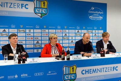 Nicole Oeser – hier bei einer Pressekonferenz im Jahr 2017 mit Uwe Bauch, Steffen Ziffert und Stefan Bohne (v.l.n.r.) – war bereits von 2014 bis 2018 in der Medienabteilung des CFC aktiv.