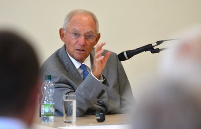 Bundesfinanzminister Wolfgang Schäuble (CDU) hat am Mittwoch bei einer Wahlkampfveranstaltung der CDU in Rochlitz die Erwartung auf größere Wahlgeschenke an die Steuerzahler gedämpft.
