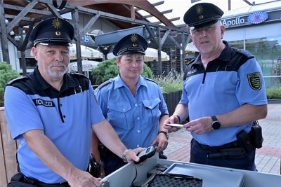 In Lugau sind die Polizeihauptmeister (v.l.) Maik Ulbrich, Anja Demmler und Jens Lehmann vom Standort Oelsnitz vor Ort gewesen.