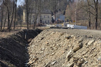 Die Kreisstraße von der B 92 nach Unterhermsgrün/Dreihöf wird bis Ende 2026 gebaut. Im Hintergrund der Landgasthof Dreihöf.