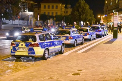 Ein Großaufgebot der Polizei steht am Mittwochabend in Bautzen auf dem Kornmarkt.